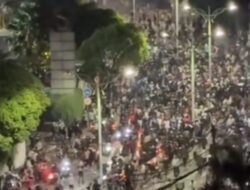Massa Geruduk DPR Teriakkan Revolusi Dan Tuduh DPR Jadi Alat Oligarki